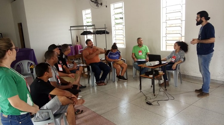 Equipe do projeto promove oficinas para esclarecer sobre as vantagens do tratamento da água de cisternas e explicam como o filtro sustentável poderá promover uma água com mais qualidade aos moradores